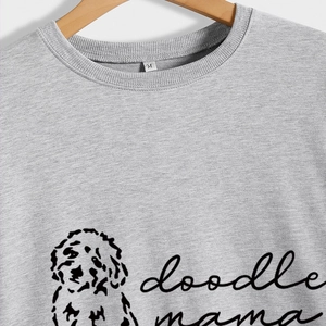 Sweat-shirt gris avec graphique doodle mama sur cintre en bois sur fond épuré moderne