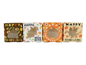 Detaillierte Set mit vier Thanksgiving-Geschenkboxen mit PVC-Fenster und festlichen Motiven