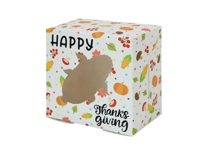 Makroansicht der Erntedankfest-Geschenkbox mit Truthahn-Silhouette und herbstlichen Motiven