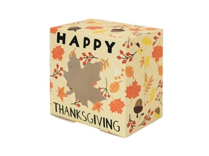 Detail der Erntedankfest-Geschenkbox mit Ahornblatt-Fenster und herbstlichen Mustern