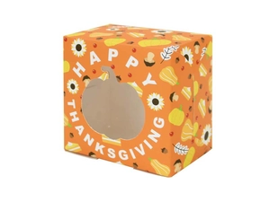 Detail der orangen Erntedankfest-Box mit Kürbis-Sichtfenster und Herbst-Illustrationen
