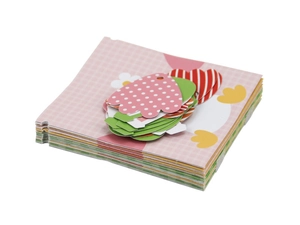 Detailansicht der Oster-Geschenkboxen mit rosa Karomuster und verschiedenen Anhängern