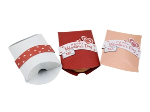 Trois boîtes cadeaux oreillers aux motifs de cœurs avec texte HAPPY Valentine's Day