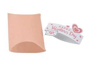 Détail boîte cadeau oreiller rose avec fourreau de cœur Happy Valentine's Day