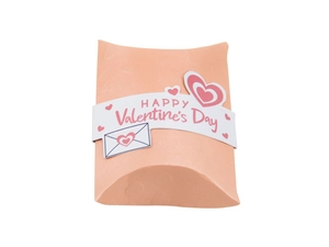 Détail de la boîte cadeau rose avec gaufrage de cœurs et bandeau Happy Valentine's Day