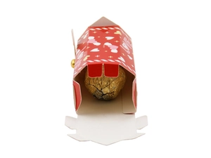 Dettaglio scatola regalo rossa di San Valentino con scritta LOVE, campanellino e cioccolato