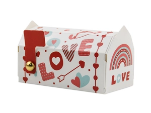Dettaglio di una scatola regalo a forma di cassetta postale bianca con cuori e scritta LOVE