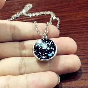 Collier pendentif galaxie lune double face avec cabochon en verre univers bleu foncé