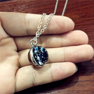 Collier avec pendentif boule de lune galaxie double face, chaîne argentée et nébuleuse