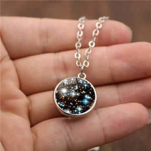 Collier avec pendentif boule de verre double face nébuleuse galaxie et chaîne