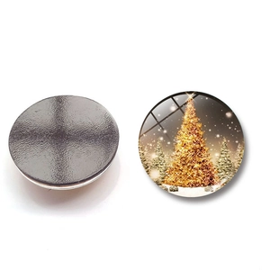 Détail d'aimants de frigo en verre avec motifs d'arbres de Noël et base noire