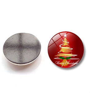 Détail d'un aimant de Noël rond en verre montrant le motif avant et l'aimant arrière