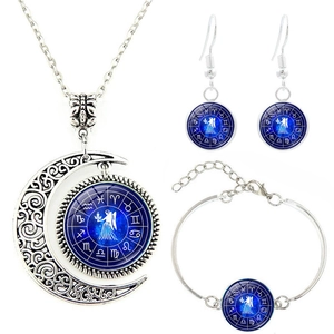 Détail d'un ensemble de bijoux Vierge argenté avec pendentifs lune et boucles d'oreilles