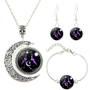 Détail de parure bijoux Gémeaux argentée avec pendentif croissant de lune et zodiaque