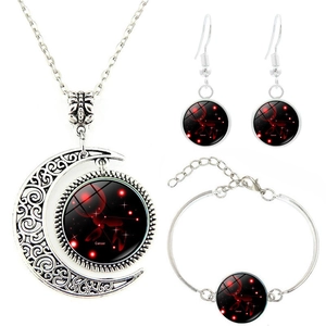 Détail de la parure Cancer argentée avec pendentif lune et gemmes en verre galaxie