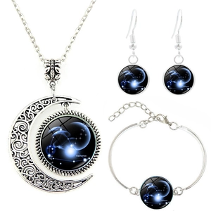 Détail macro d'un ensemble de bijoux Capricorne en argent avec design croissant de lune
