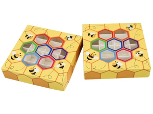 Detail der gelben Bienen-Geschenkbox mit 9 Fächern und sechseckigem Sichtfenster