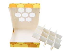 Quadratische Geschenkbox mit 12-Raster-Teiler und Wabenfenster für Süßigkeiten