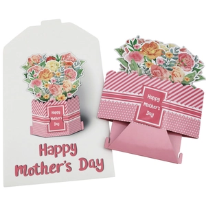 Biglietto 3D per la festa della mamma con cesto di fiori rosa e busta bianca abbinata