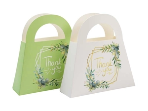 Detail von eleganten Geschenktüten mit Pflanzenmotiven und Thank You Schriftzug