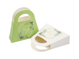 Detail von trapezförmigen Dankeschön-Geschenkboxen in Grün und Weiß mit floralem Kranz