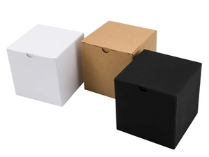 Drie vierkante geschenkdozen in wit, kraft en zwart met inkeping voor gemakkelijk openen