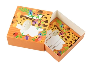 Détail d'une boîte cadeau girafe orange avec carte de vœux assortie et style tiroir
