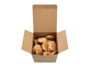 Detail van vierkante kraftpapier geschenkdoos gevuld met diverse handgemaakte koekjes