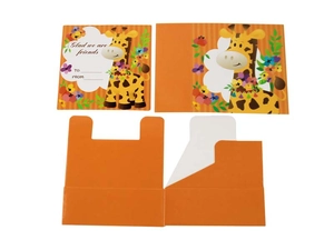 Détail macro du coffret cadeau girafe avec tiroir orange et texte de vœux pour amis