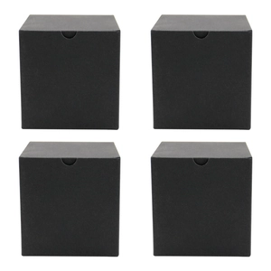 Set van vier matzwarte vierkante geschenkdozen in een 2x2 matrix op witte achtergrond