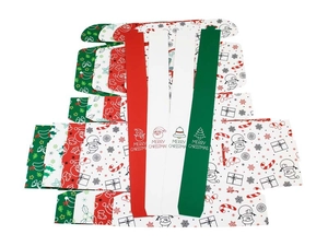 Vue à plat de boîtes cadeaux de Noël en papier avec motifs festifs et joyeux Noël