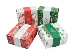 Détail de quatre boîtes de Noël avec fenêtre PVC et fourreaux Merry Christmas décorés