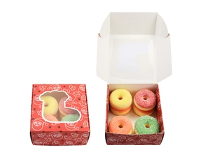 Détail d'une boîte cadeau de Noël avec fenêtre en PVC et savons en forme de donuts