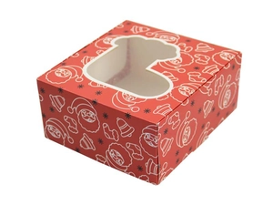 Détail de la boîte cadeau de Noël rouge avec motifs festifs et fenêtre en chaussette