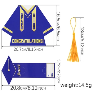 Detailansicht lila Abschlusskarten-Set mit Talarenform, gelber Quaste und Größenangaben