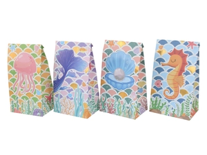 Détail de quatre sacs cadeaux en papier sirène colorés avec des écailles dorées et motifs océan