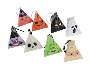 Detalle de cajas de regalo piramidales de Halloween con dibujos animados y lazos de cinta