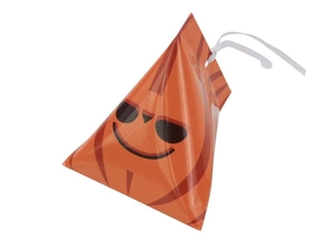 Detalle de la caja de regalo de Halloween naranja en forma de triángulo con cara fantasma