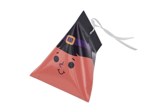Detalle de la caja de regalo triangular de Halloween con bruja y cinta blanca