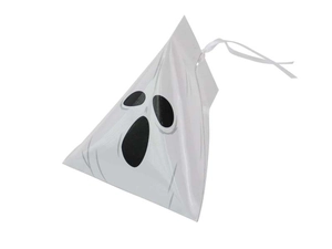 Vista macro de caja de dulces de Halloween triangular con cinta de satén blanco