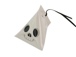 Detalle de caja de dulces Halloween triangular con estampado de calavera y cordón negro
