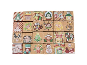 Détail de 24 boîtes de calendrier de l'Avent en papier kraft aux motifs de Noël festifs