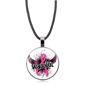 Detalle de collar contra el cáncer de mama con lazo rosa y grabado de warrior