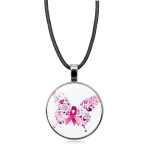 Primer plano de colgante de cristal con mariposa de lazo rosa en base plateada