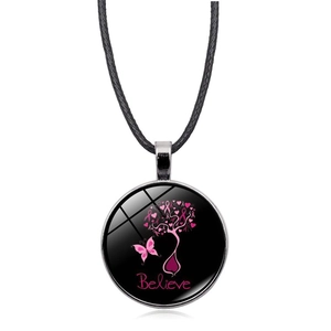Detalle del colgante de cristal con cinta rosa y texto Believe contra el cáncer de mama