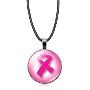Collar con colgante de cinta rosa para el cáncer de mama con cordón negro en fondo blanco