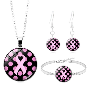 Vue détaillée d'une parure en argent avec motif ruban rose sur cabochon en verre