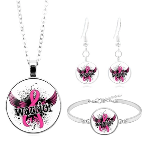 Détail de la parure de bijoux ruban rose contre le cancer du sein avec inscription warrior