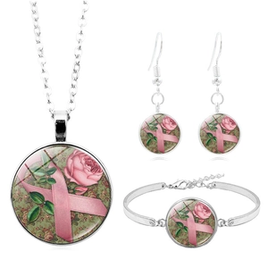 Détail d'un ensemble collier, boucles et bracelet argentés avec ruban rose en verre