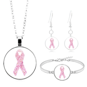 Détail de la parure de bijoux argentée contre le cancer du sein aux rubans fleuris